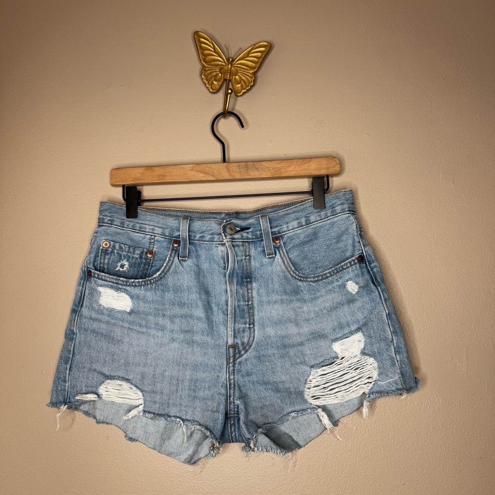 Levi’s Women’s Size 28 501 Original High Rise Button Fly Light Wash Denim shorts